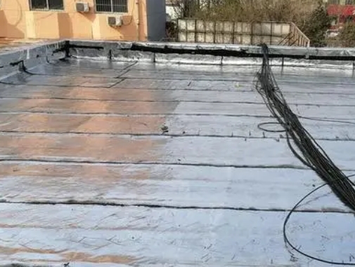 贵州卫生间漏水维修公司分享下贵州屋面楼顶防水刚性防水层施工要点。